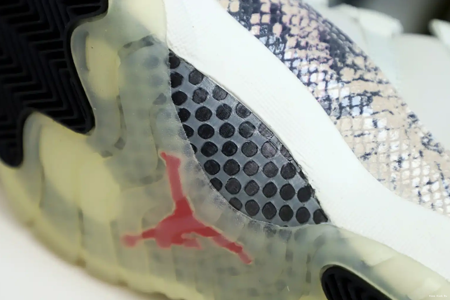 Kimikick BONE AIR SNAKESKIN LIGHT LOW 11 JORDAN 0419